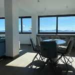 The View Luxury With Pool 扎达尔